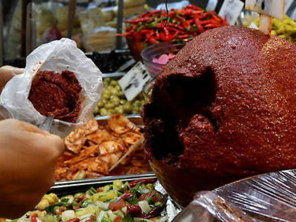 Le savoir-faire et les partiques culinaires autour de la Harissa, le condiment traditionnel tunisien reconnu par l'Unesco comme un patrimoine immatériel à sauvegarder. © FETHI BELAID / AFP