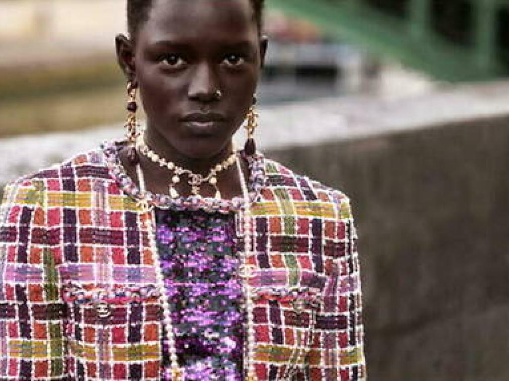 Apres les Etats-Unis, le Japon, la Chine et les Emirats arabes unis, c' est a Dakar au Senegal que Chanel s' apprete a devoiler sa nouvelle collection
