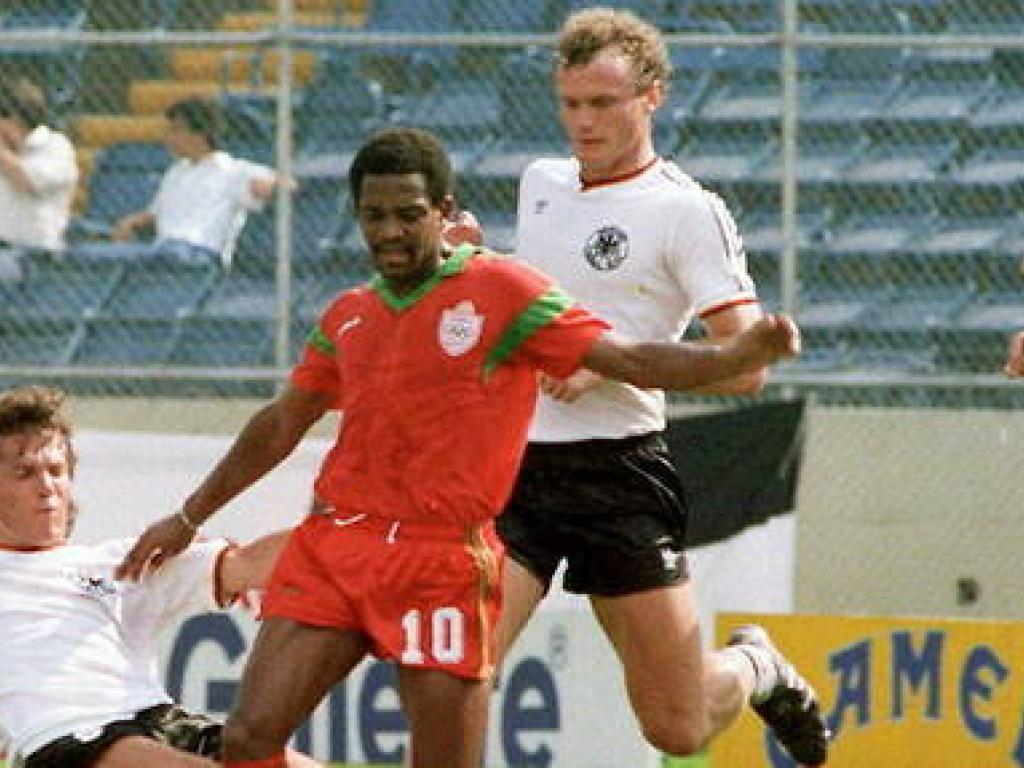 Sur cette image d'archive datant du 17 juin 1986, l'attaquant marocain Mohammed Timoumi, au centre, est aux prises avec le milieu de terrain ouest-allemand Lothar Matthaus qui marquera le coup franc qui va éliminer le Maroc au deuxième tour de la Coupe du monde revenue au Mexique en 1986. © FILES / AFP