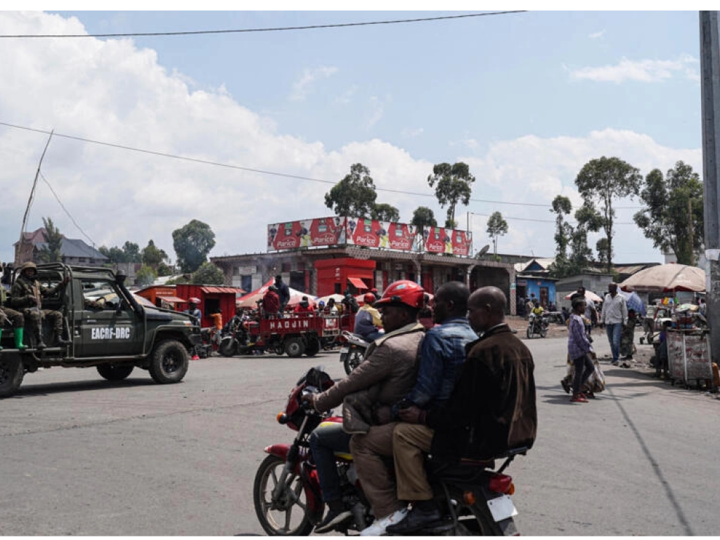 Des troupes de la force commune de la Communauté d'Afrique de l'Est en patrouille à Goma, le 2 décembre 2022, trois jours après les attaques du M23. © Glody Murhabazi / AFP