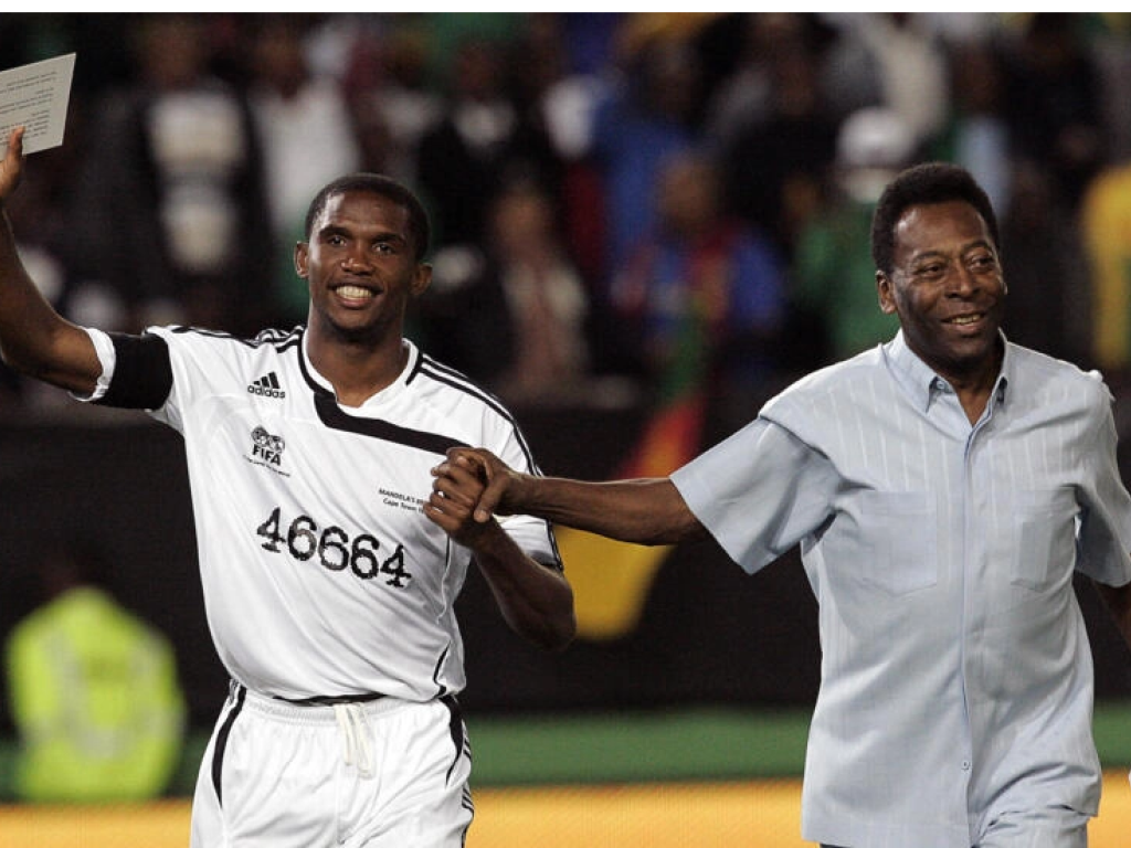 Pelé et le Camerounais Samuel Eto'o, en 2007. AFP - GIANLUIGI GUERCIA