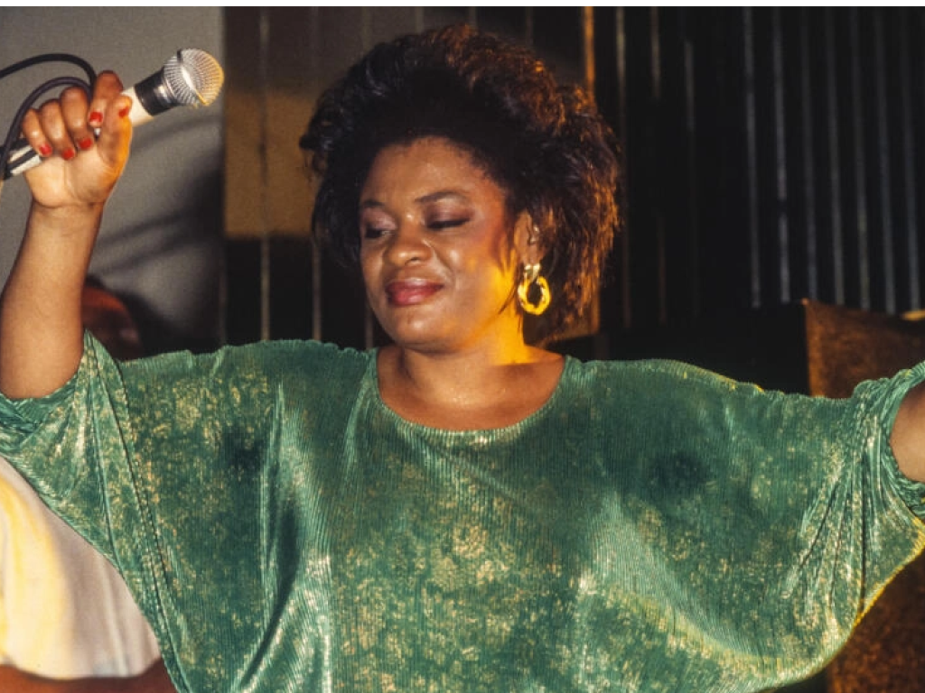 La musicienne congolaise Tshala Muana (connue sous le nom de « la reine du Mutuashi ») au Kilimandjaro, à New York, le 20 juin 1993. © Jack Vartoogian / Getty Images