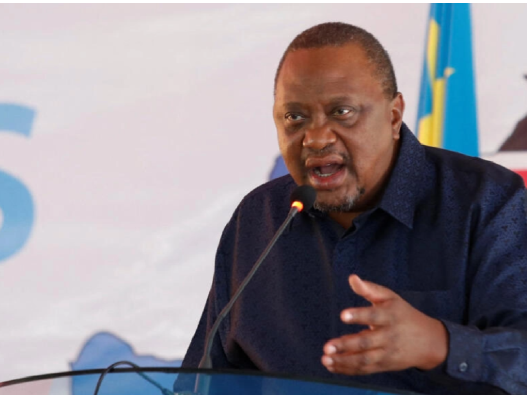 Le facilitateur de la Communauté de l’Afrique de l’Est (EAC) pour la RDC Uhuru Kenyatta prend la parole lors de la troisième conférence sur la paix dans l'est de la République démocratique du Congo, à Nairobi, le 30 novembre 2022. © Monicah Mwangi / Reuters