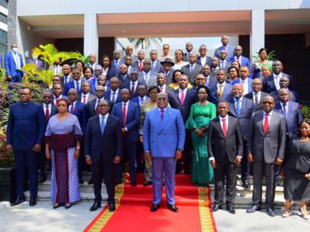 Félix Tshisekedi entouré de l’ensemble du gouvernement Sama, à l’issue de la réunion du premier conseil des ministres vendredi 30 avril 2021. Ph. Présidence RDC