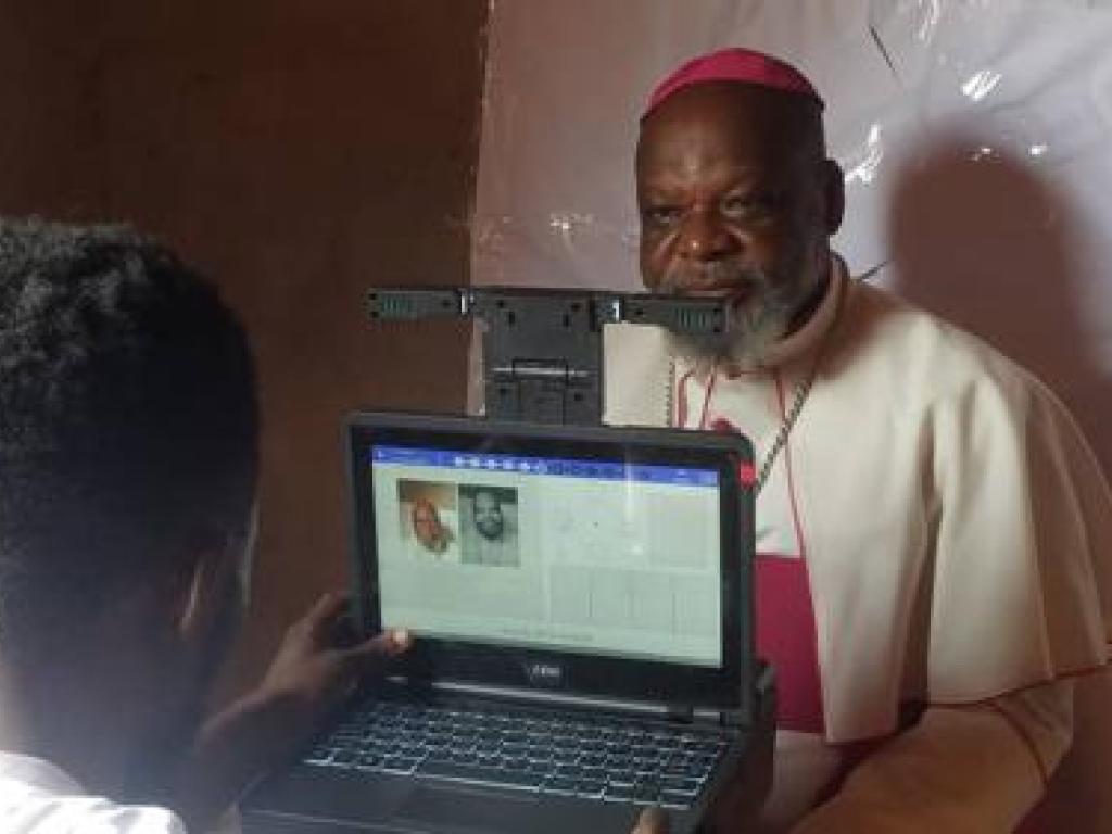 L'archevêque de Mbandaka-Bikoro, Mgr Ernest NGBOKO en pleine capture pour son enrôlement ce 27 décembre 2022 au Lycée Esengo à Mbandaka. Radio Okapi/Ph. Paul-Richard Malengela