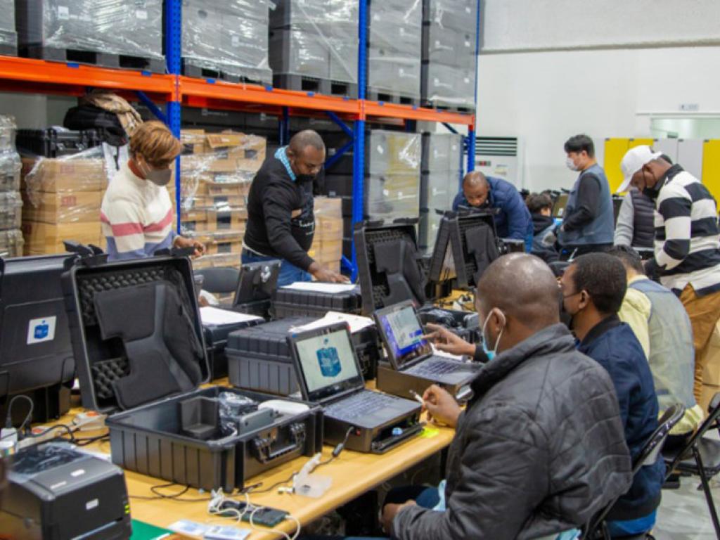 "Les données des états de suivi budgétaire (ESB) du Ministère du Budget relèvent que les dépenses de paiement pour le fonctionnement de la CENI, de janvier à octobre 2022, ont explosé à 49 millions USD sur des prévisions à hauteur des 6 millions USD, soit un dépassement de 786% du taux d’exécution."