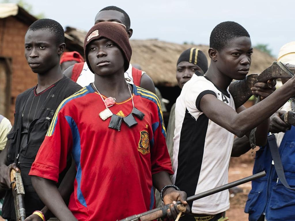 Des anti-Balaka posent avec des fusils dans la rue principale de Njoh, en Centrafrique, le 24 septembre 2013. © Michael Zumstein/Agence VU