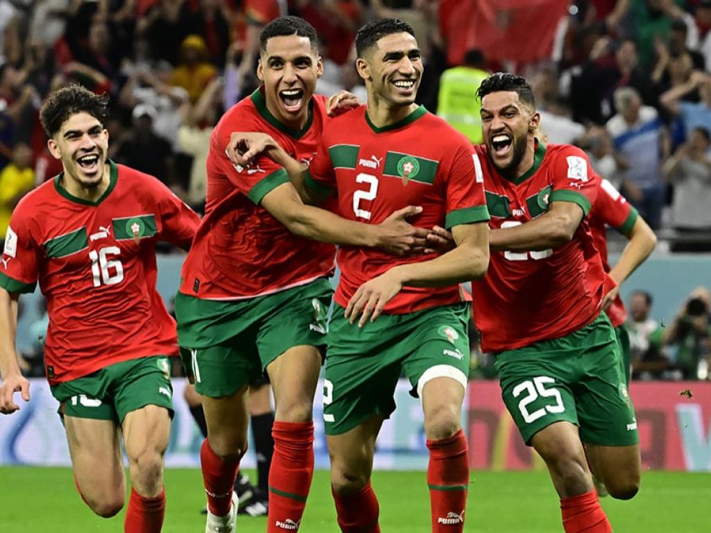 Le défenseur marocain Achraf Hakimi (au centre) après avoir marqué le dernier penalty, qui scelle la victoire du Maroc contre l’Espagne, le 6 décembre 2022 au Qatar. © Javier Soriano/AFP