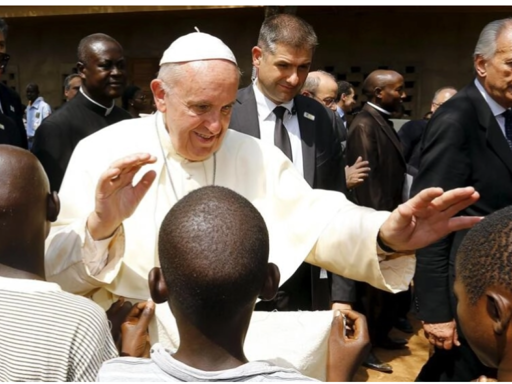 Le pape François bénit de jeunes enfants, à Bangui, le 29 novembre. REUTERS/Stefano Rellandini