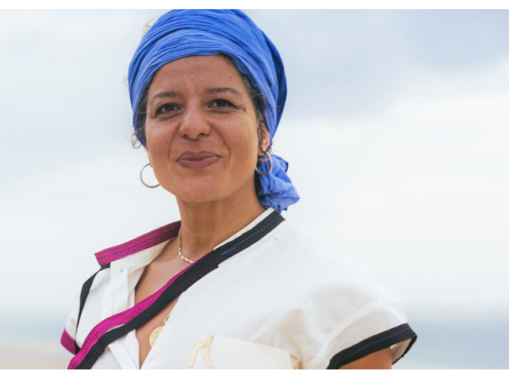 La cheffe marocaine Yasmina Ksikes, à Dakhla, le 24 septembre 2022. © Khris Cowley