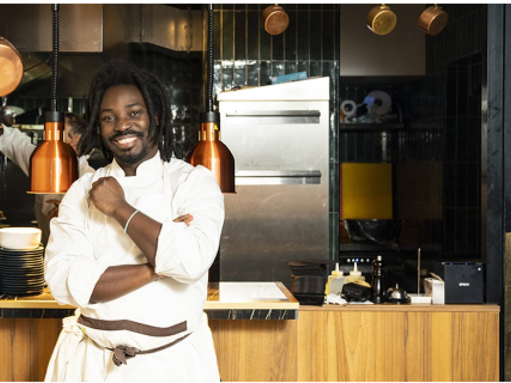 Senda David Waguena, chef du restaurant « Jujube », à Paris, le 14 janvier 2022. © François Grivelet pour JA