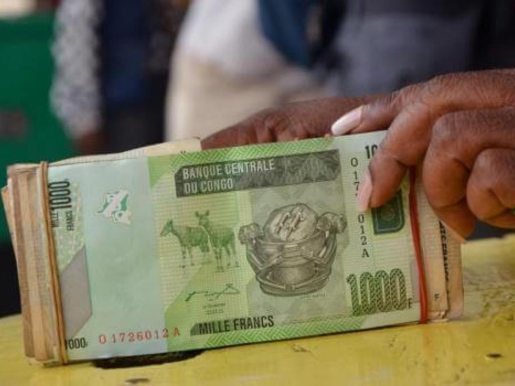 « Dans l’ensemble, les congolais souhaitent qu’on dédolarise l’économie. Mais dans le comportement individuel, l’on préfère épargner en devise », a-t-il dit.