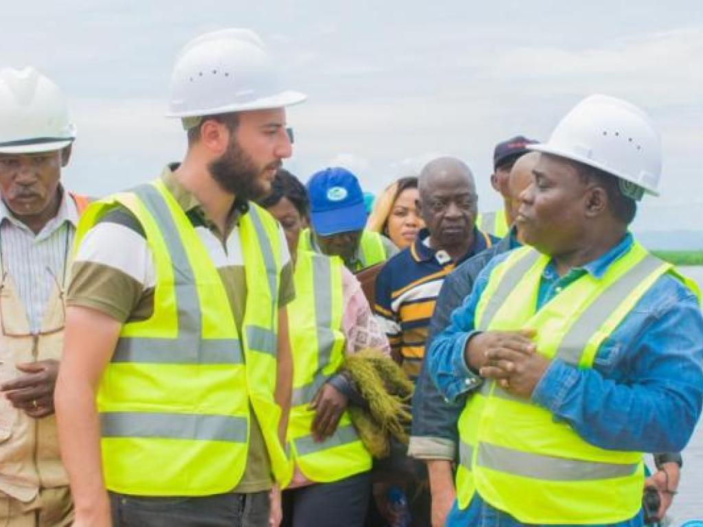 Le Ministre inspectant les travaux de construction du port de Kinkole