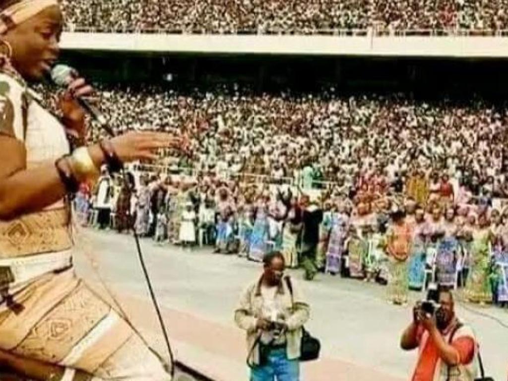Marie Misamu lors d'un concert au stade des Martyrs/Ph. droits tiers