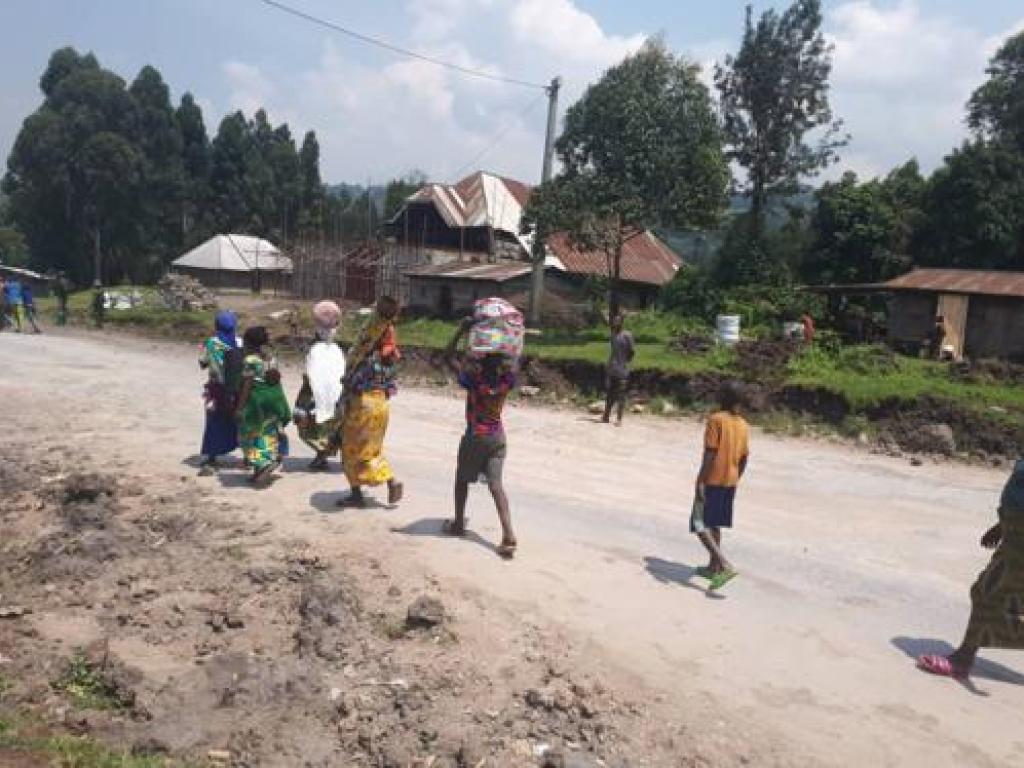 Quelques déplacés des villages Nyesisi et Ngugo qui arrivent à Rugari centre Territoire de Rutshuru fuyant des affrontements M23 - armée. Radio Okapi.Ph/Denise Lukeso