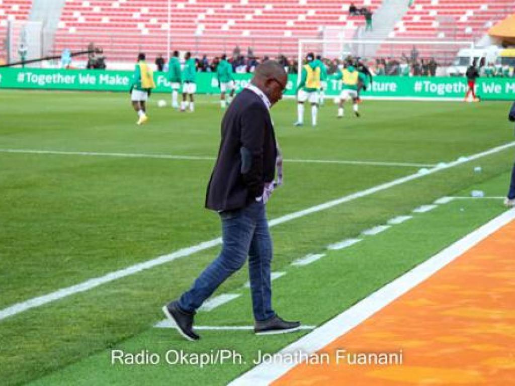 Otis Ngoma, sélectionneur des Léopards A’, quittant le stade après l’élimination de la RDC du CHAN 2022. Ph Jonathan Funani Radio Okapi