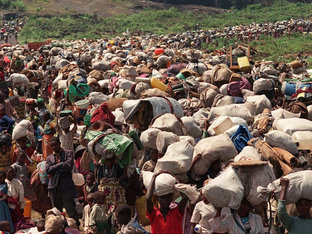 Des milliers de réfugiés rwandais quittent les camps zaïrois pour rejoindre leur pays, le 15 novembre 1996. © Thomas Coex/AFP