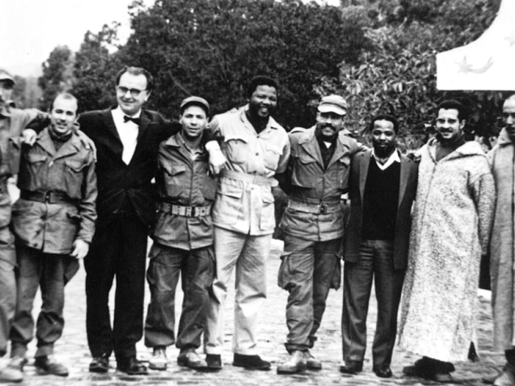 Nelson Mandela (5e à partir de la g.), à côté de Mohamed Lamari, au camp d’entraînement de l’ALN, le 20 mars 1962, à Oujda. © Archives JA