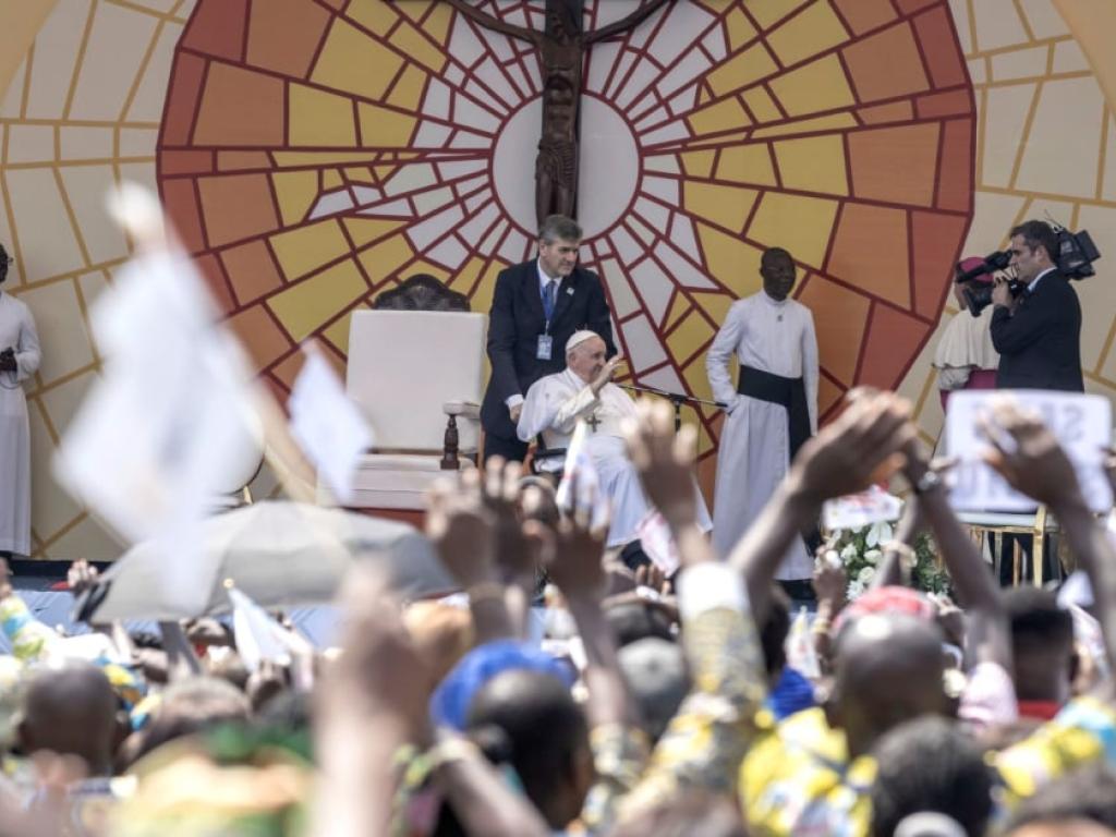 Le pape François (au c.) s’adresse aux Congolais qui se sont déplacés au stade de Kinshasa, le 2 février. © Guerchom Ndebo / AFP.