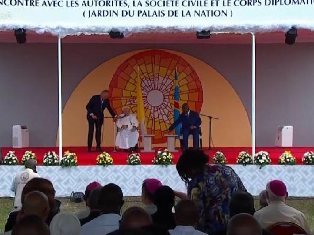 « Je remercie sincèrement les femmes et les hommes, en particulier les jeunes de ce pays, qui ont souffert à divers degrés pour cela, et je leur rends hommage ».