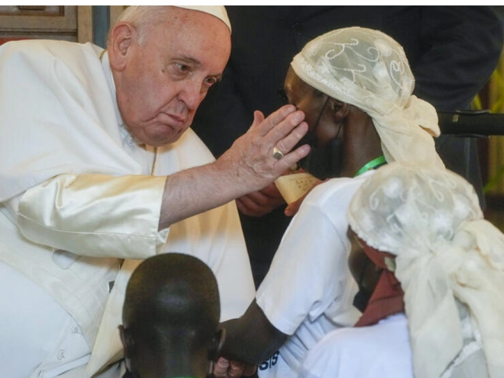 Le pape François a rencontré des victimes des violences dans l'est de la RDC, à Kinshasa, le 1er février 2023. AP - Gregorio Borgia