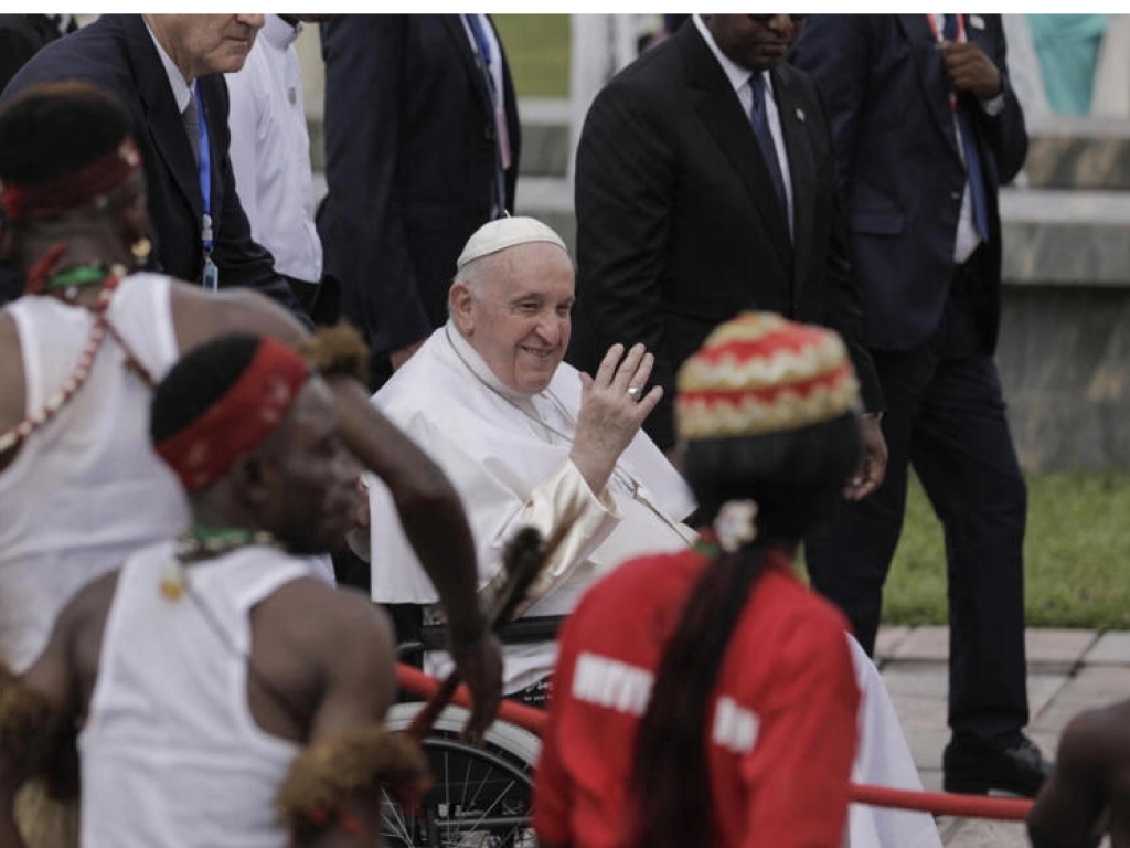 Le pape François est accueilli par la foule à son arrivée à l'aéroport de Kinshasa, en RDC, le 31 janvier 2023. © ALEXIS HUGUET/AFP