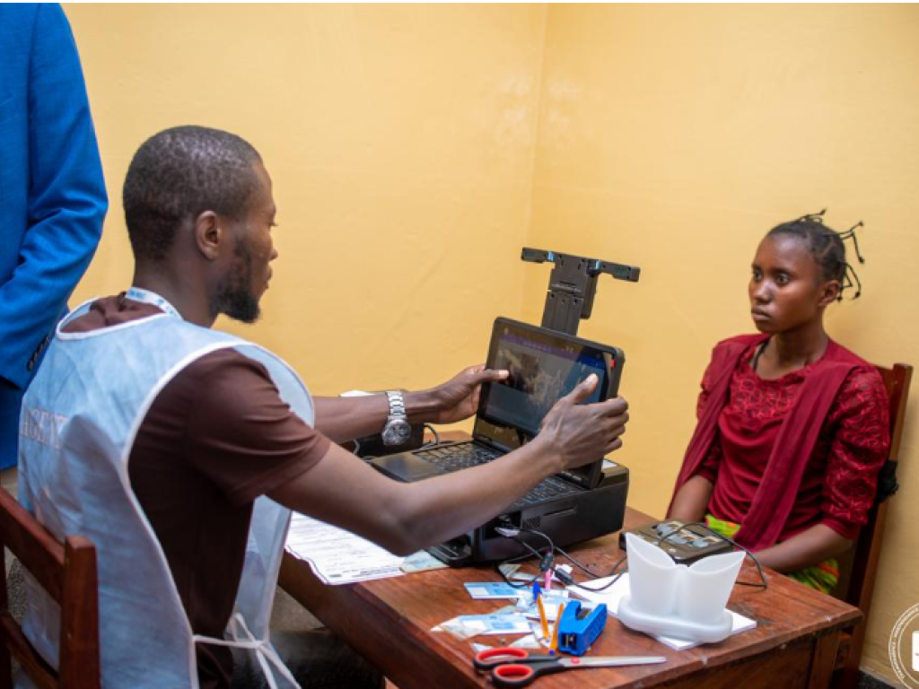 Scene d' enrollement dans un bureau de la Ceni a Kinshasa