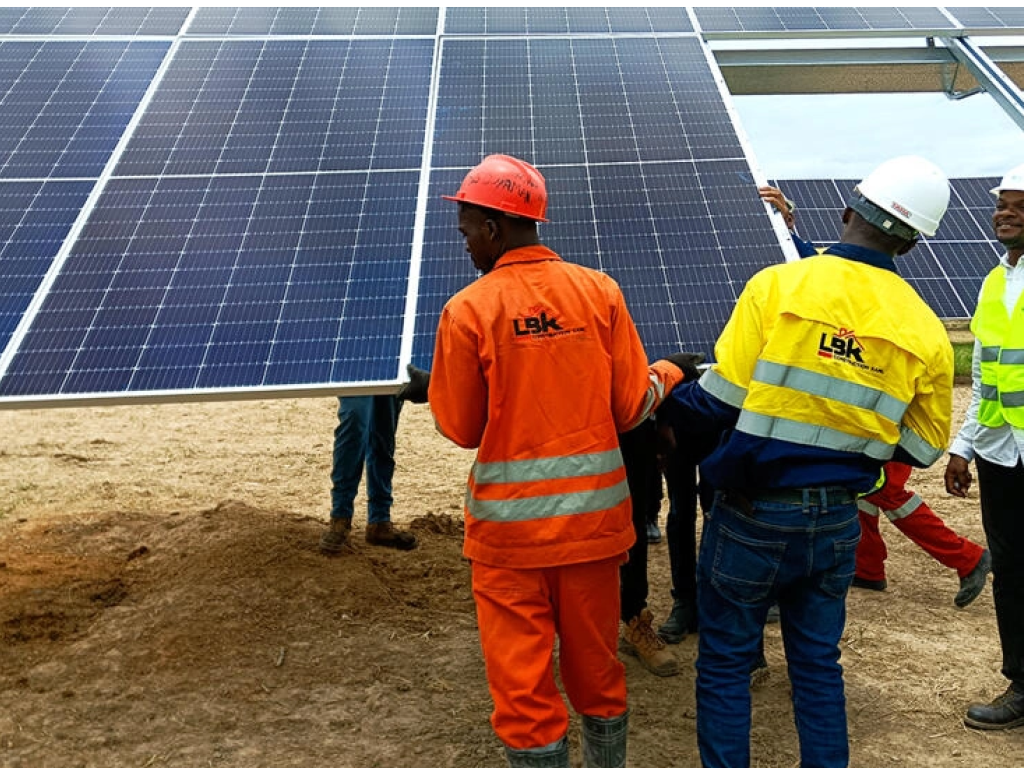 Montage des panneaux solaires sur la centrale photovoltaïque de Fungurume par l'entreprise Kipay Energy, le 26 février 2023. © Denise Maheho/RFI