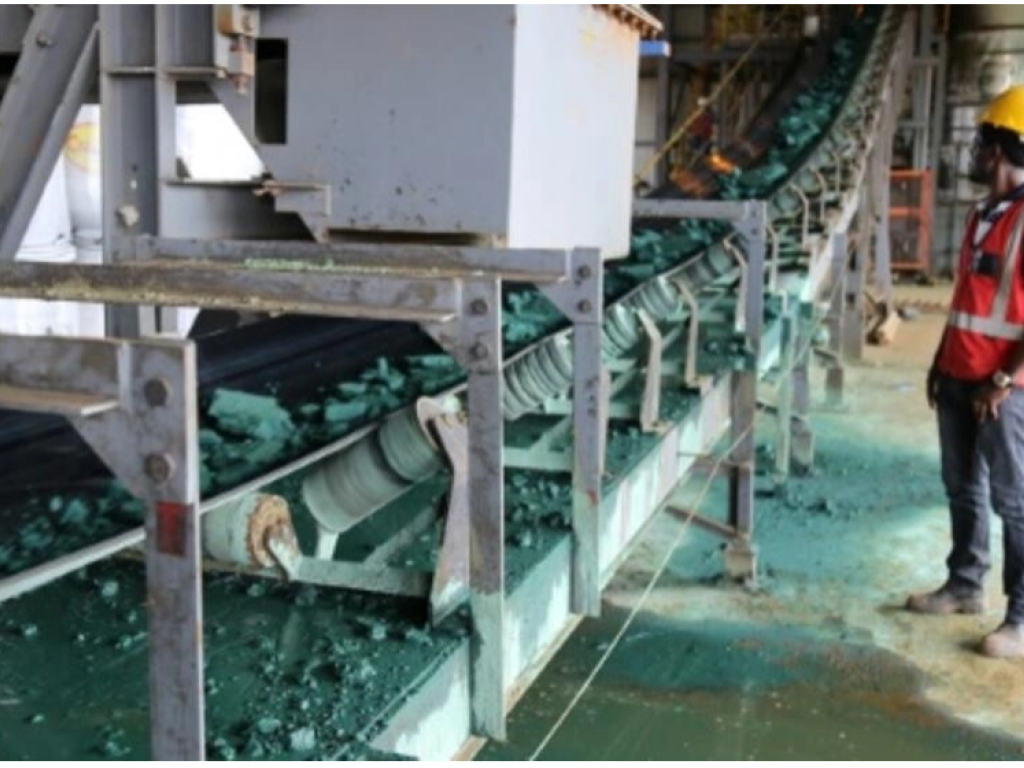 La République démocratique du Congo est le premier producteur de cobalt, fournissant environ 70% de la demande mondiale mondiale. (Image d'illustration : morceaux de cobalt brut après une première transformation dans une usine de Lubumbashi avant d'être exporté principalement vers la Chine). © AFP/FileSAMIR TOUNSI