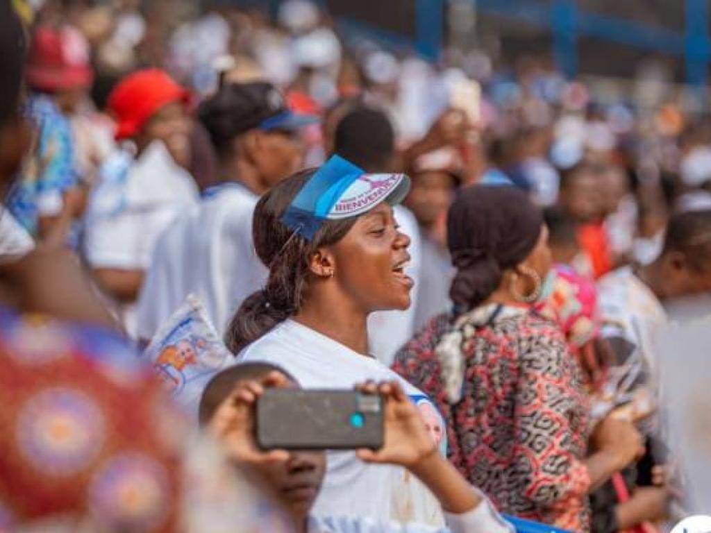 Une jeune fidele lors de la rencontre du pape Francois et les jeunes au stade des Martyres