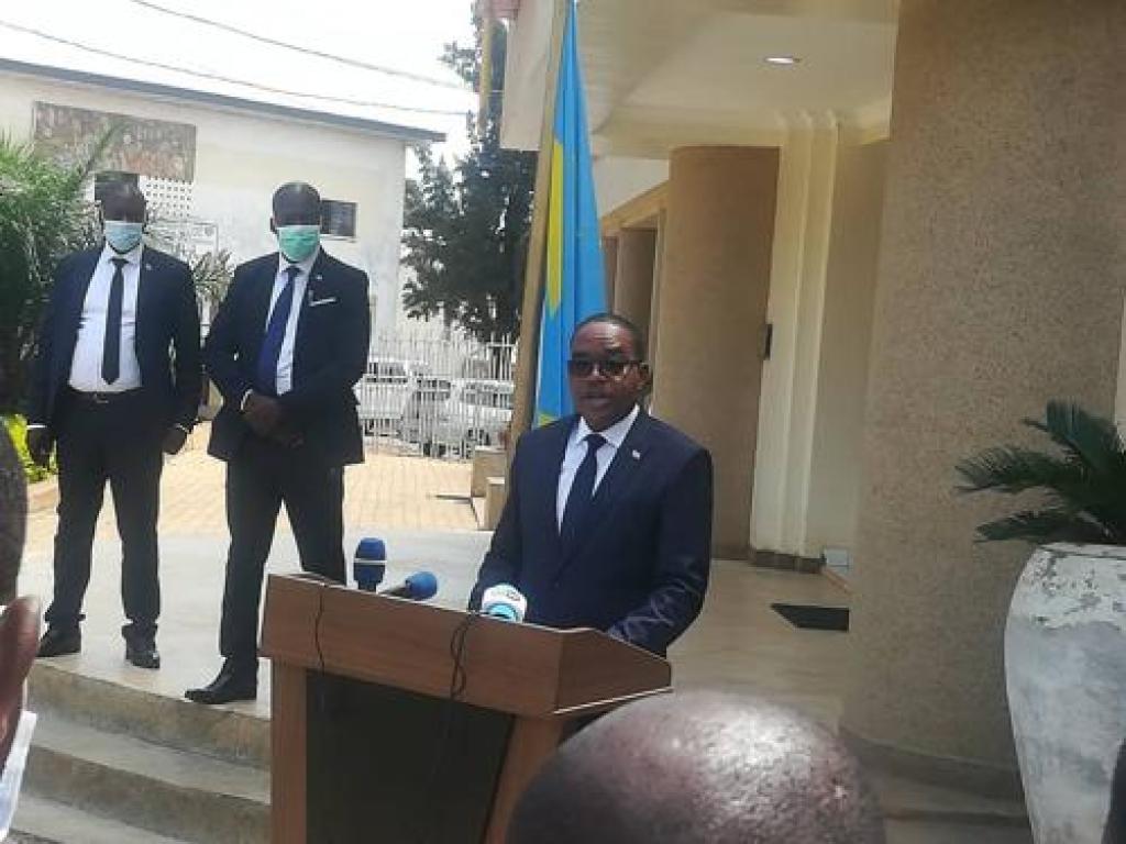Photo d'archive) Le gouverneur du Sud-Kivu Theo Kasi Nguabidje devant la presse le 6/04/2020 à Bukavu. Radio Okapi/Photo Emmanuel Elameji.