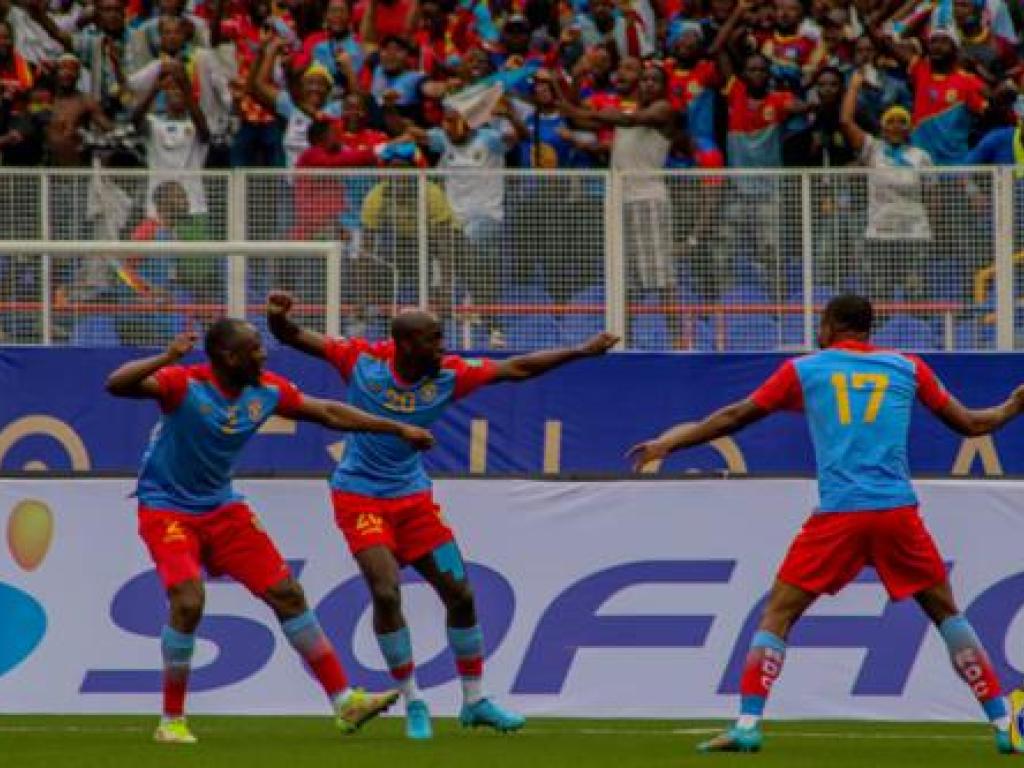 Les Léopards de la RDC célébrent le but (Edo Kayembe à gauche, Wissa au milieu et Bakambu à droite) contre le Maroc, le 25/3/2022 à Kinshasa. Facofa