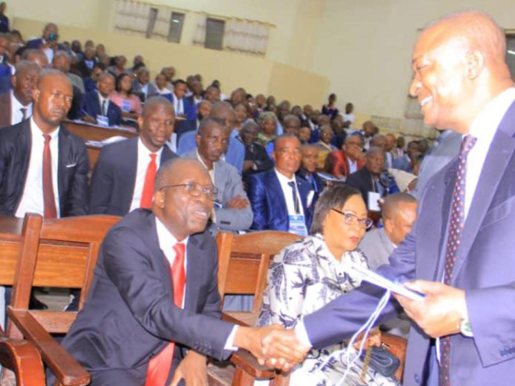 Moment fort de ce forum: la reconciliation des deux grands notables du Maniema, Emmanuel Ramazani Shadary et Augustin Matata Ponyo. 