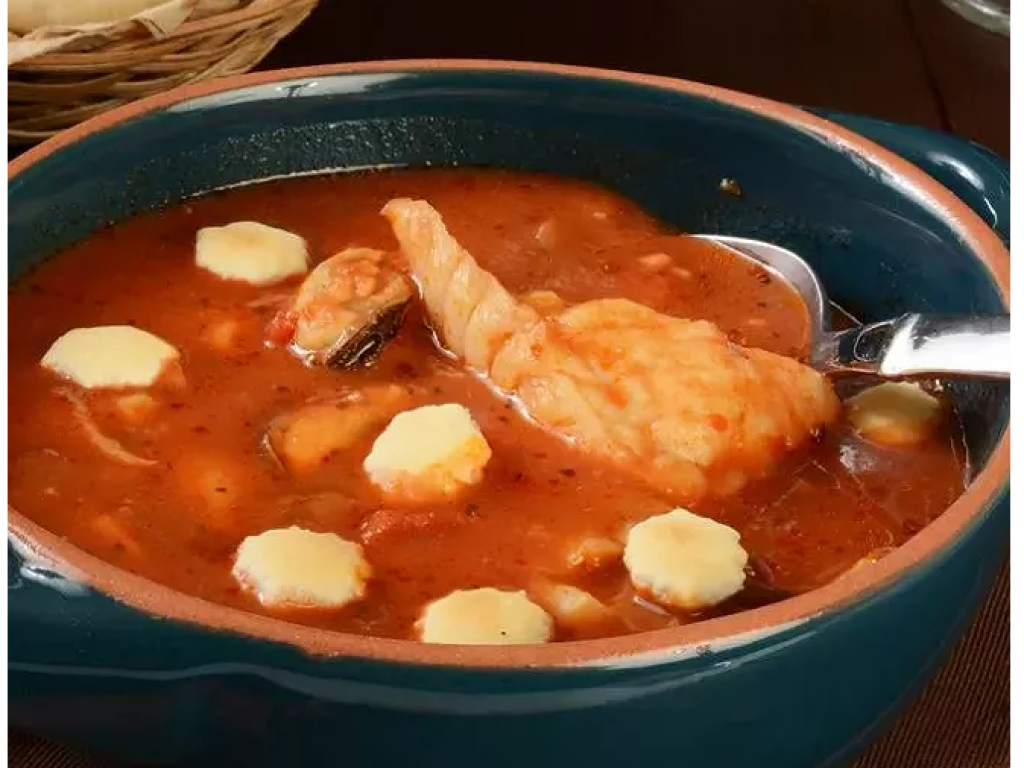 Dressez le foufou en déposant dans chaque assiette une boule de purée de bananes plantains que vous napperez de sauce rouge. Dégustez bien chaud.