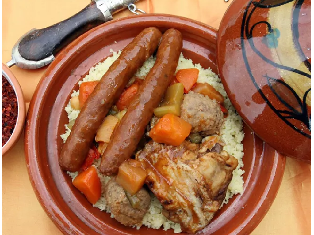 Préparez la semoule en la faisant cuire à la vapeur environ 30 minutes avant de passer à table. Il ne vous reste plus qu'à dresser votre plat en déposant la semoule au fond et en recouvrant avec les morceaux de viande et de légumes.