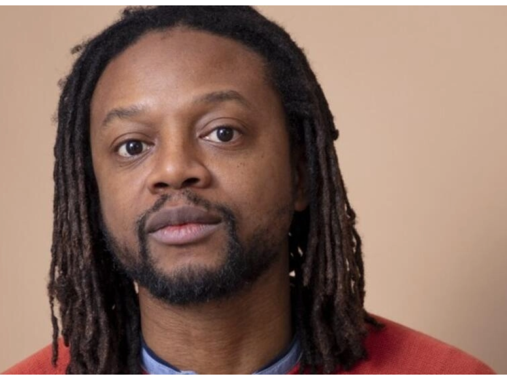 Professeur du français à Rouen, le Congolais Eric Mukendi a publié ce 9 mars 2023 son premier roman « Mes deux papas », aux éditions Gallimard. © Gallimard: Francesca Montevani