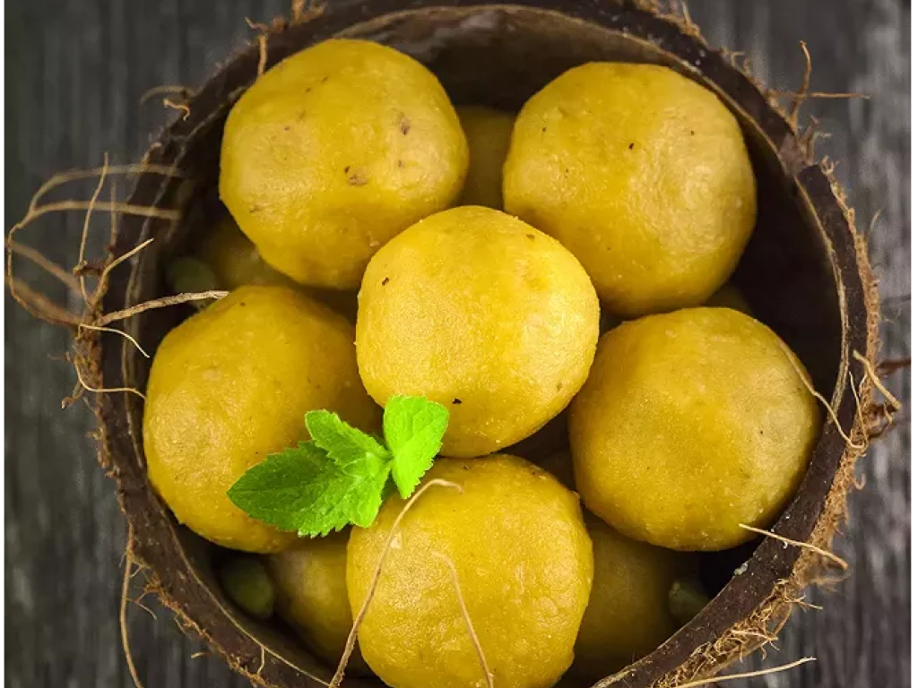A l'aide de vos mains, formez des grosses boules avec la pâte aux bananes plantains et au manioc puis placez-les dans un plat de service.