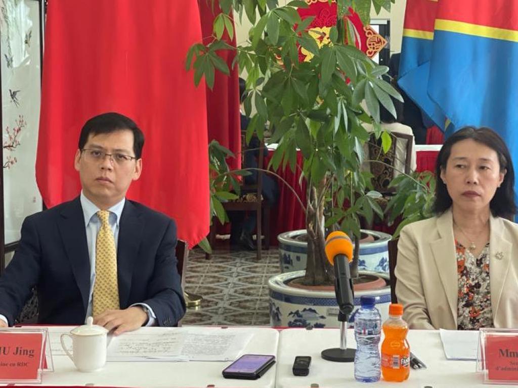 A gauche, Zhu Jing, ambassadeur de Chine en RDC, A droite Mme Diao Ying, secrétaire du Conseil d'administration de la SICOMINES. Ph. DESKECO.COM