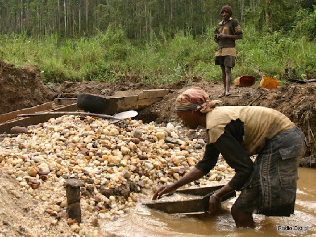 Creuseurs artisanaux de l'or près de Lubero, Nord Kivu (2005). Radio Okapi