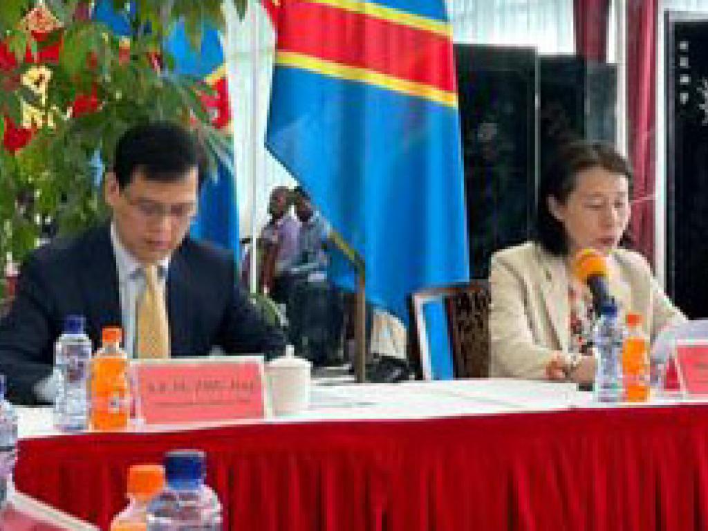 L’ambassadeur de la République de Chine en RDC et la secrétaire du conseil d’administration de la Sicomines lors de la conférence de presse, ce vendredi 24 mars 2023 à Kinshasa, sur le contrat minier RDC-Chine @Photo Droits tiers