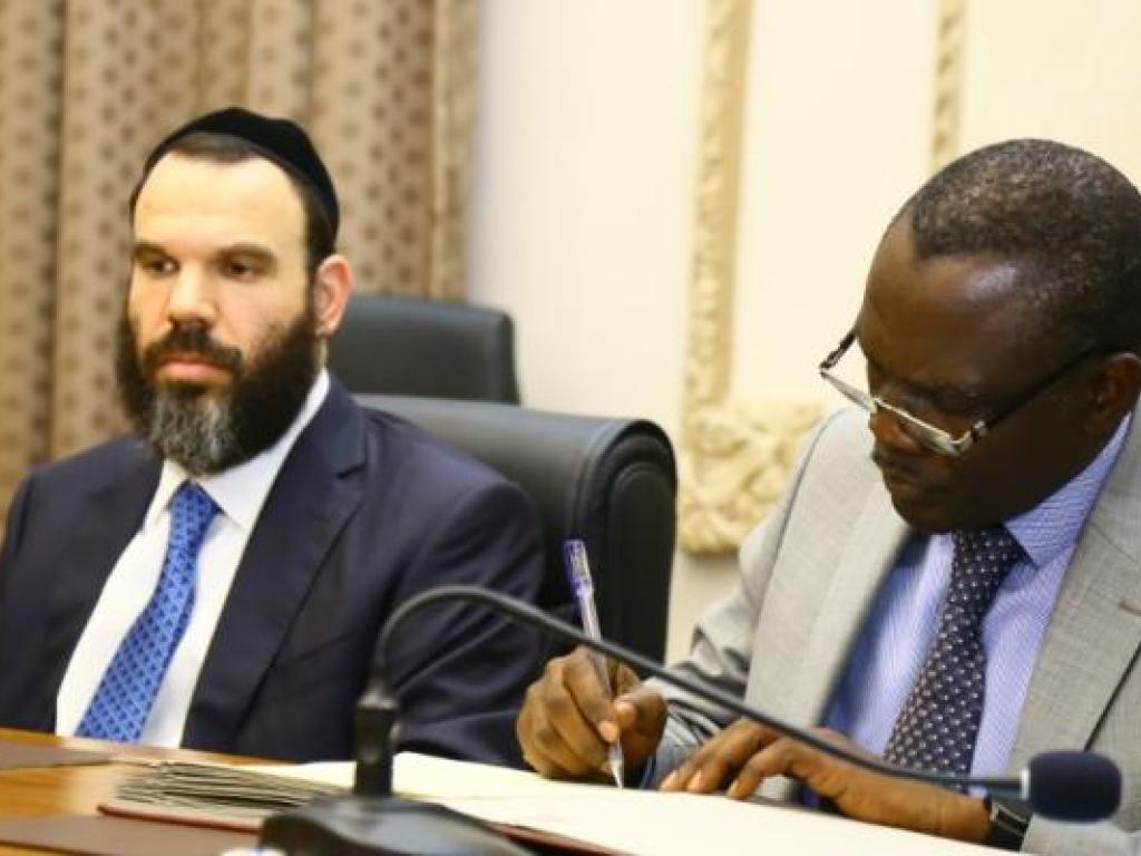 Dan Gertler signant l'accord avec la partie congolaise