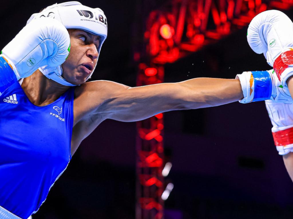 Estelle Mossely, victorieuse de la thaïlandaise Oorntip Buapa en 16ème de finale