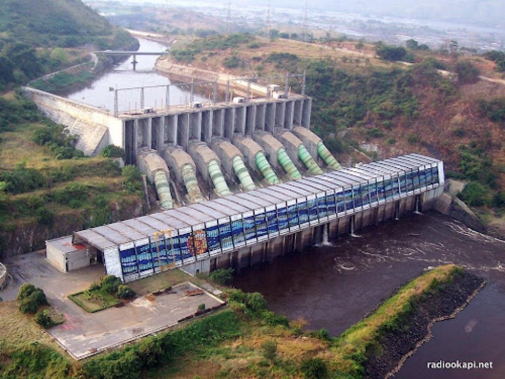 le canal, le barrage, les conduites forcées, et la centrale (2005)