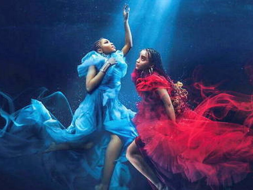 En 2020, Blood and Water, une serie centree sur une adolescente du Cap qui enquete sur sa soeur enlevee a la naissance, s'etait placee en premiere place aux Etats-Unis. En 2020, Blood and Water, une série centrée sur une adolescente du Cap qui enquête sur sa sœur enlevée à la naissance, s’était placée en première place aux États-Unis. © Netflix