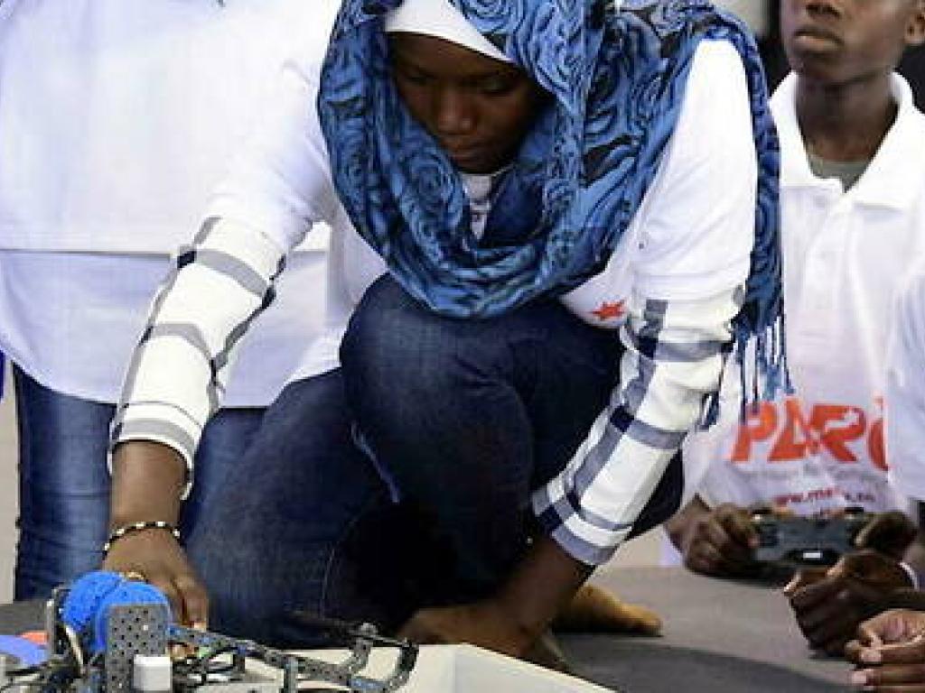 Longtemps en retrait dans le domaine des sciences par rapport aux autres continents, l'Afrique et les pays qui la composent sont aujourd'hui en plein developpement dans ce secteur. Longtemps en retrait dans le domaine des sciences par rapport aux autres continents, l'Afrique et les pays qui la composent sont aujourd'hui en plein développement dans ce secteur. © SEYLLOU / AFP