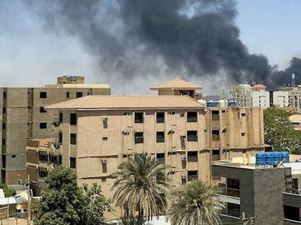 Si la nuit a ete relativement calme a Khartoum privee en grande partie d'electricite et d'eau courante, de fortes explosions ont secoue la capitale dans la journee de ce samedi et des echanges de tirs ont ete entendus dans differents quartiers, selon des temoignages rapportes a l'Agence France-Presse. Si la nuit a été relativement calme à Khartoum privée en grande partie d'électricité et d'eau courante, de fortes explosions ont secoué la capitale dans la journée de ce samedi et des échanges de tirs ont été