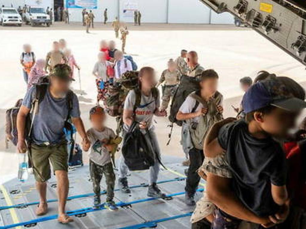 L'armee francaise organise l'evacuation des ressortissants francais au Soudan depuis dimanche 23 avril, dans le cadre de l'operation Sagittaire. L'armée française organise l'évacuation des ressortissants français au Soudan depuis dimanche 23 avril, dans le cadre de l'opération Sagittaire. © État-major des armées