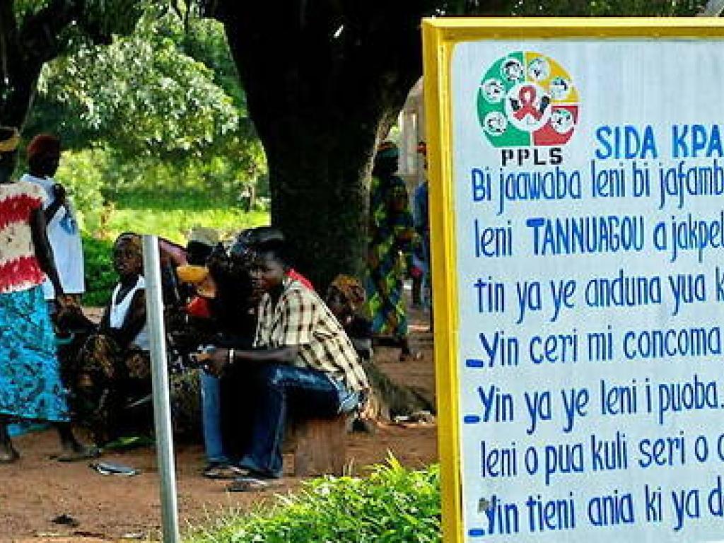 Panneau d'information sur la prevention contre le sida, dans le village de Tanougou dans la vallee de la Pendjari, au Benin. (Image d'illustration) Panneau d'information sur la prévention contre le sida, dans le village de Tanougou dans la vallée de la Pendjari, au Bénin. (Image d'illustration) © PHILIPPE ROY / Aurimages via AFP