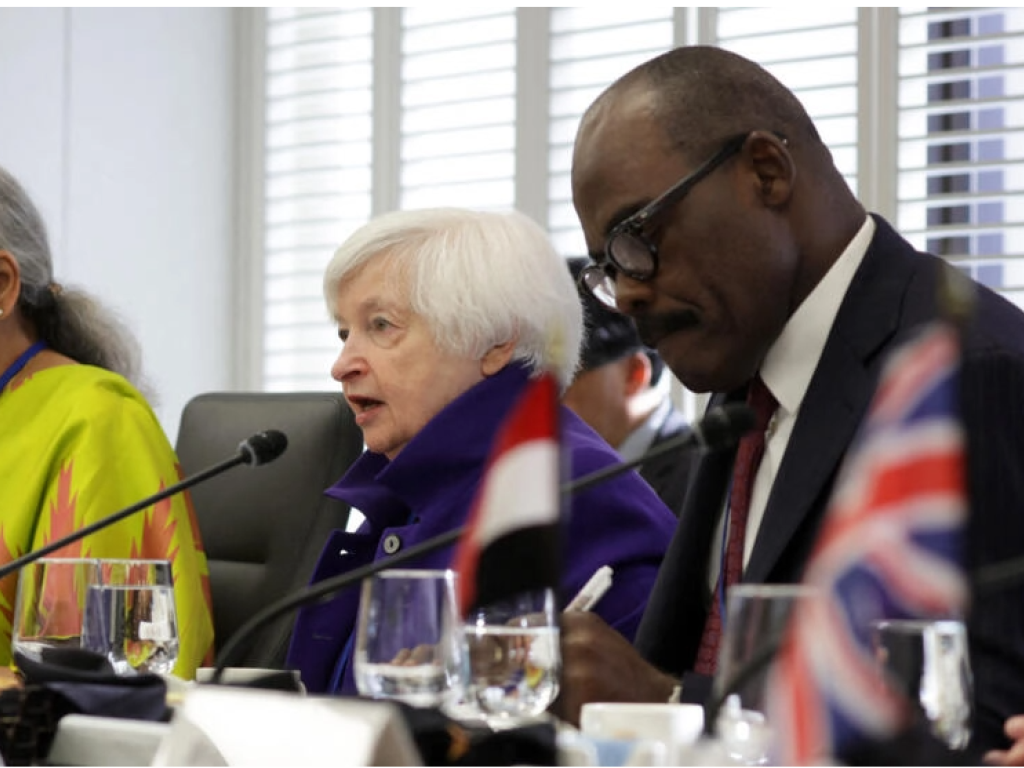Le ministre des finances de la RD Congo, Nicolas Kazadi (à droite), lors des réunions annuelles de printemps du Groupe de la Banque mondiale et du Fonds monétaire international (FMI), au siège du FMI le 12 avril 2023 à Washington. Getty Images via AFP - ALEX WONG