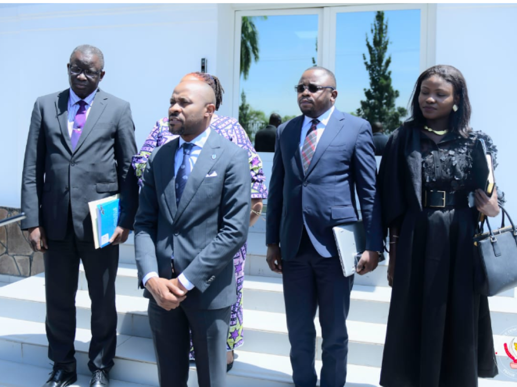 Patrick Muyaya et les membres du comité de pilotage des Jeux de la Francophonie apres leur reunion avec le chef du gouvernement. 